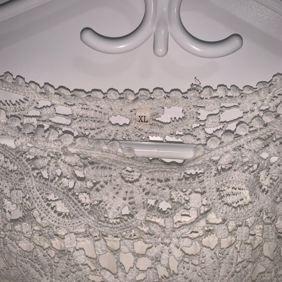 Sheer floral white vacation top - Picture 2 of 3